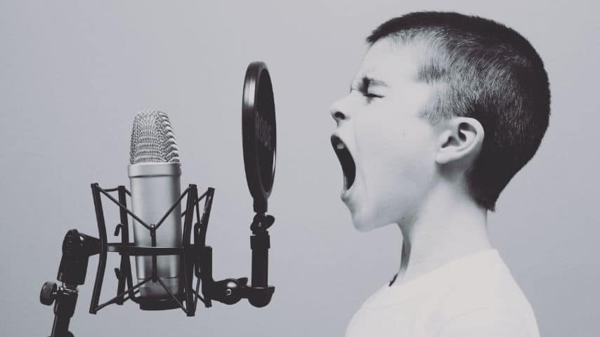 How to Hire Voice Actors and Voice-Over Services. Young Voice Artist screaming in front of a microphone, picture by Jason Rosewell at Unsplash. Unsplash License. https://unsplash.com/es/fotos/ASKeuOZqhYU