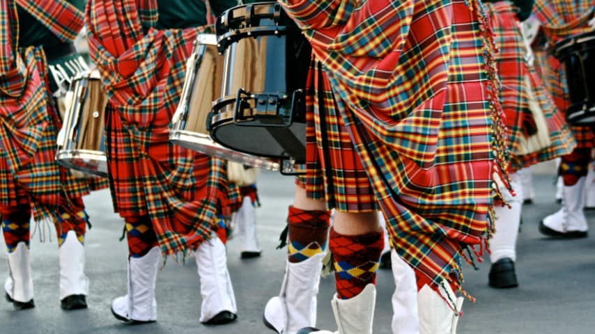 Is Scottish Gaelic a Language, a Dialect, or an Accent? Picture of Scottish Band marching on a parade by Melody Ayres-Griffiths at Unsplash. Unsplash License. https://unsplash.com/es/fotos/f5I4LiF83zA