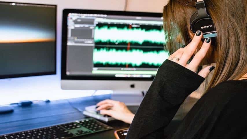 Picture of a woman in from of a computer. For blog post The Importance of Audio Translation. Photo by Kelly Sikkema on Unsplash - https://unsplash.com/photos/X-etICbUKec